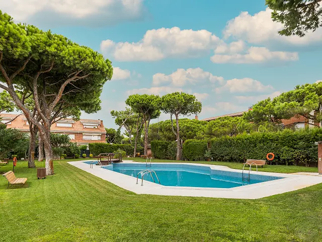 image The Ultimate Guide to Designing a Backyard That Adds Home Value